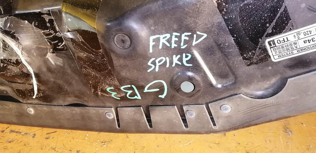 капот Honda Freed Spike 3