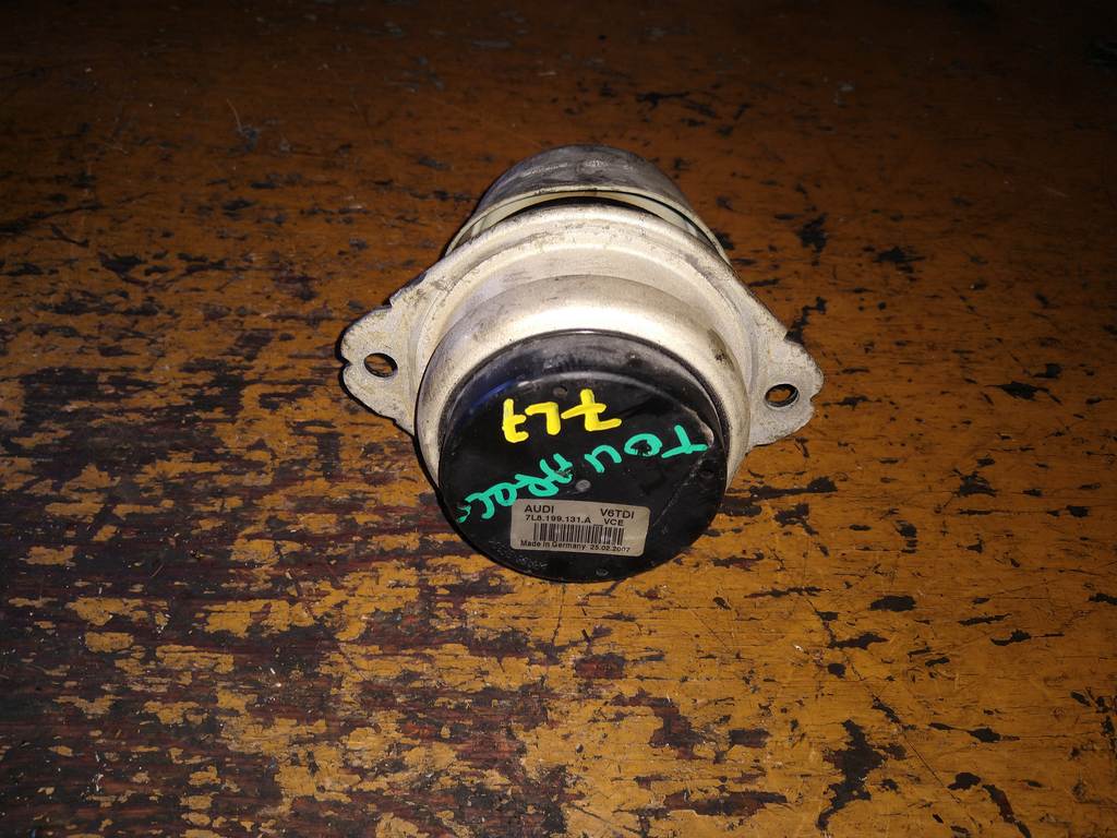 подушка двигателя Volkswagen Touareg 0