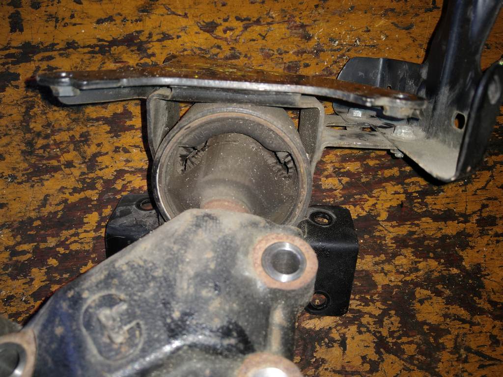 подушка двигателя Suzuki Solio 0