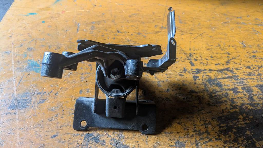 SOLIO MA15S ПОДУШКА ДВС ЛЕВАЯ 1 Suzuki Solio 1