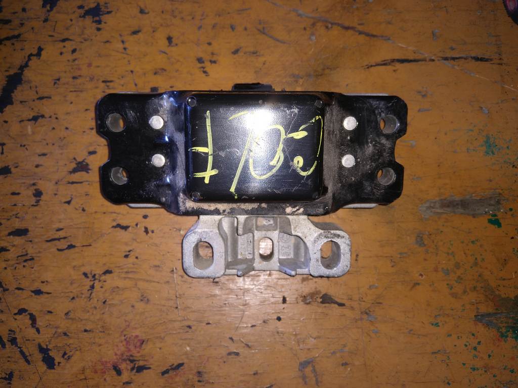 подушка двигателя Volkswagen Golf 0