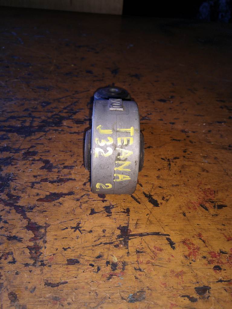 подушка двигателя Nissan Teana 0