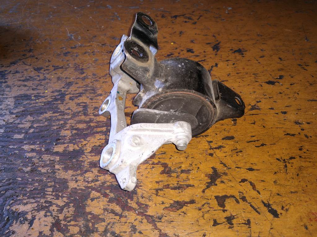 ELYSION RR1 ПОДУШКА ДВС ЛЕВАЯ 1 Honda Elysion 1