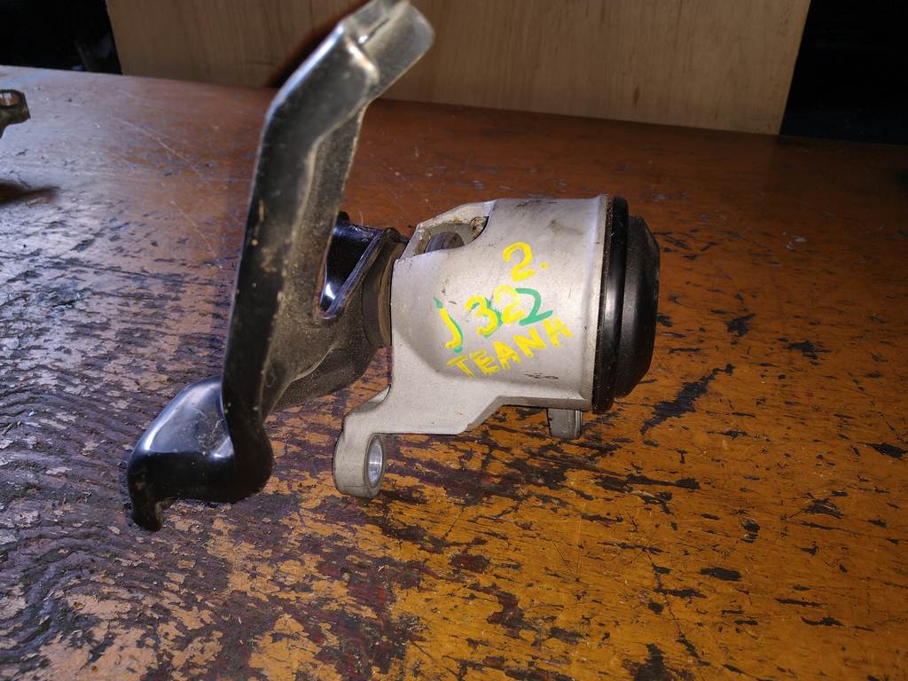 подушка двигателя Nissan Teana 0