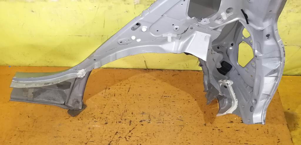 крыло Toyota Vitz 3