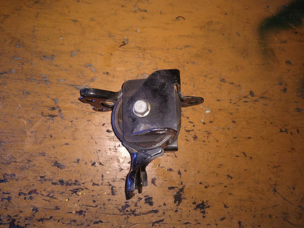 OUTLANDER CW5W ПОДУШКА ДВС ЛЕВАЯ Mitsubishi Outlander 1