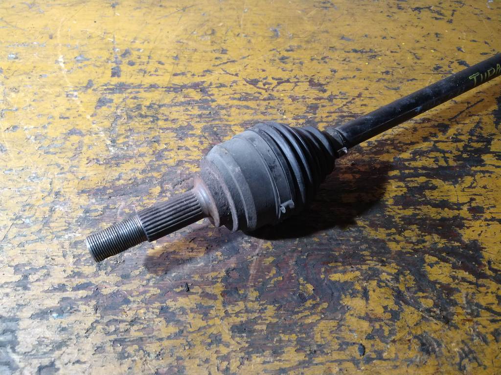 TIIDA LATIO C11 ПРИВОД ПЕРЕДНИЙ ПРАВЫЙ Nissan Tiida Latio 1