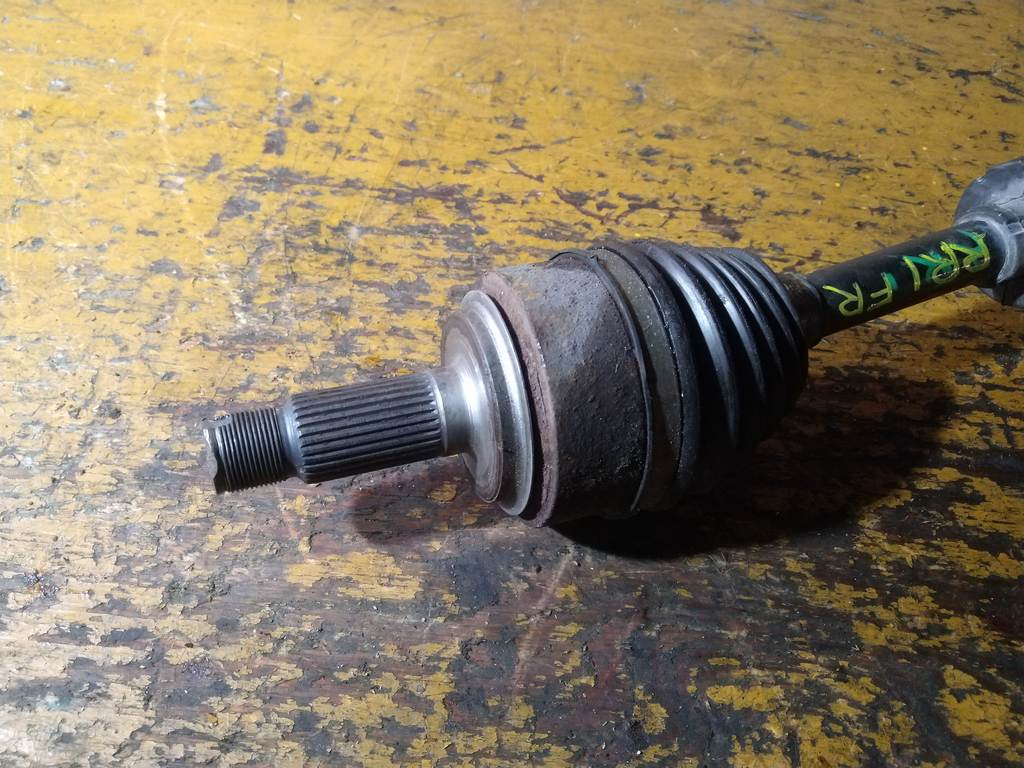 ELYSION RR1 ПРИВОД ПЕРЕДНИЙ ПРАВЫЙ, дефект Honda Elysion 1