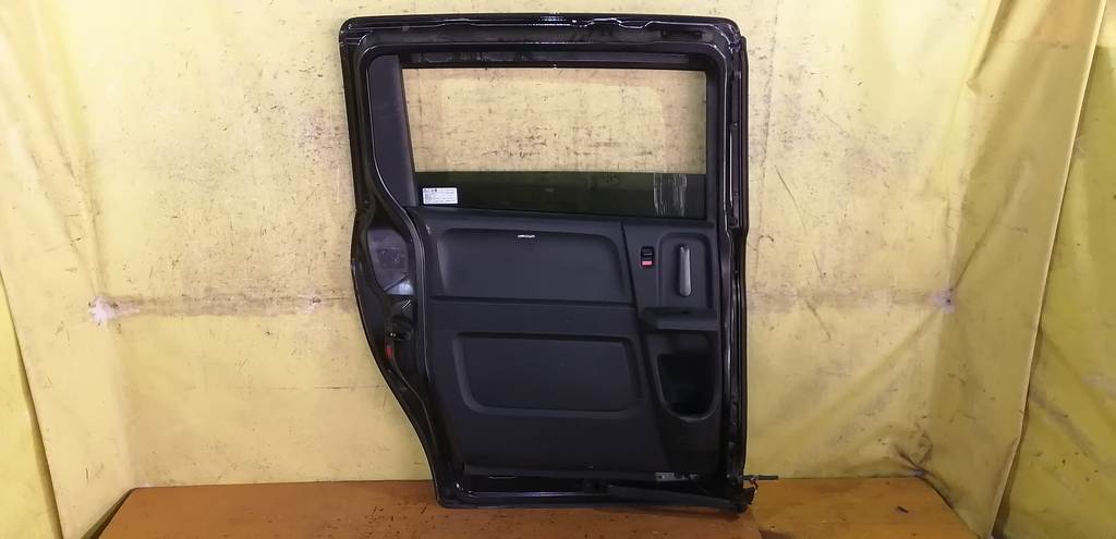 дверь Honda Freed Spike 3