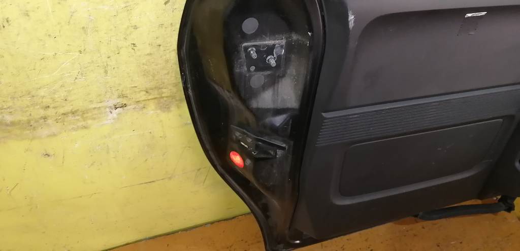 дверь Honda Freed Spike 6