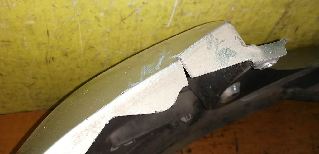 бампер Mazda Demio 6