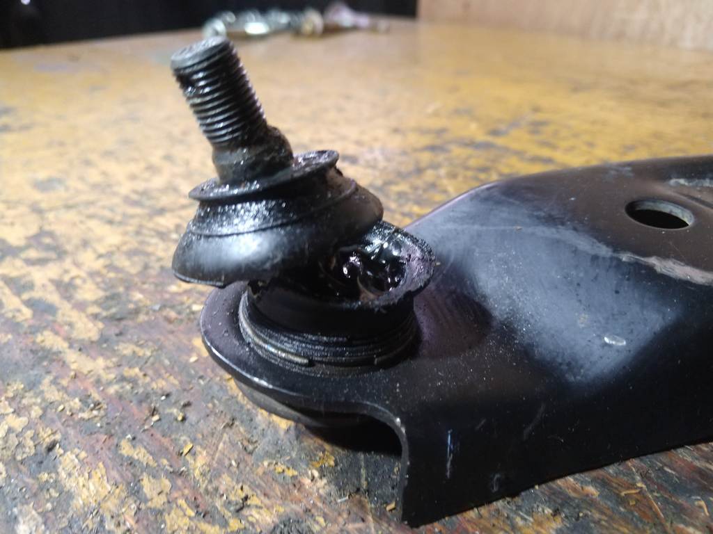 SOLIO MA15S РЫЧАГ ПЕРЕДНИЙ ЛЕВЫЙ порван пыльник Suzuki Solio 1