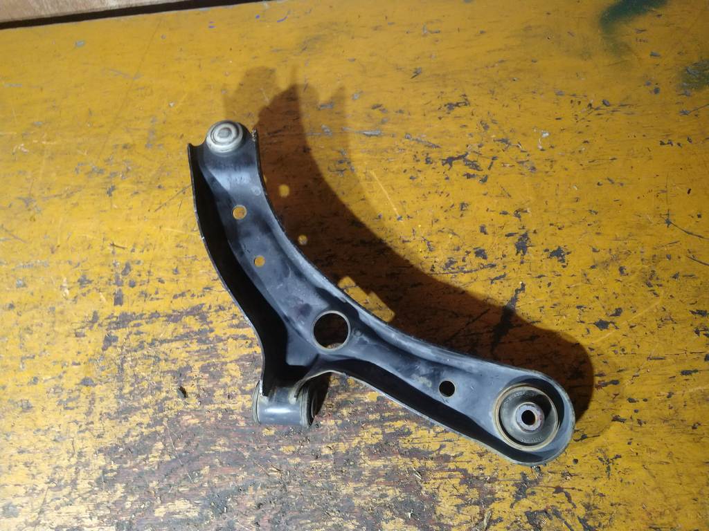 SOLIO MA15S РЫЧАГ ПЕРЕДНИЙ ЛЕВЫЙ порван пыльник Suzuki Solio 4