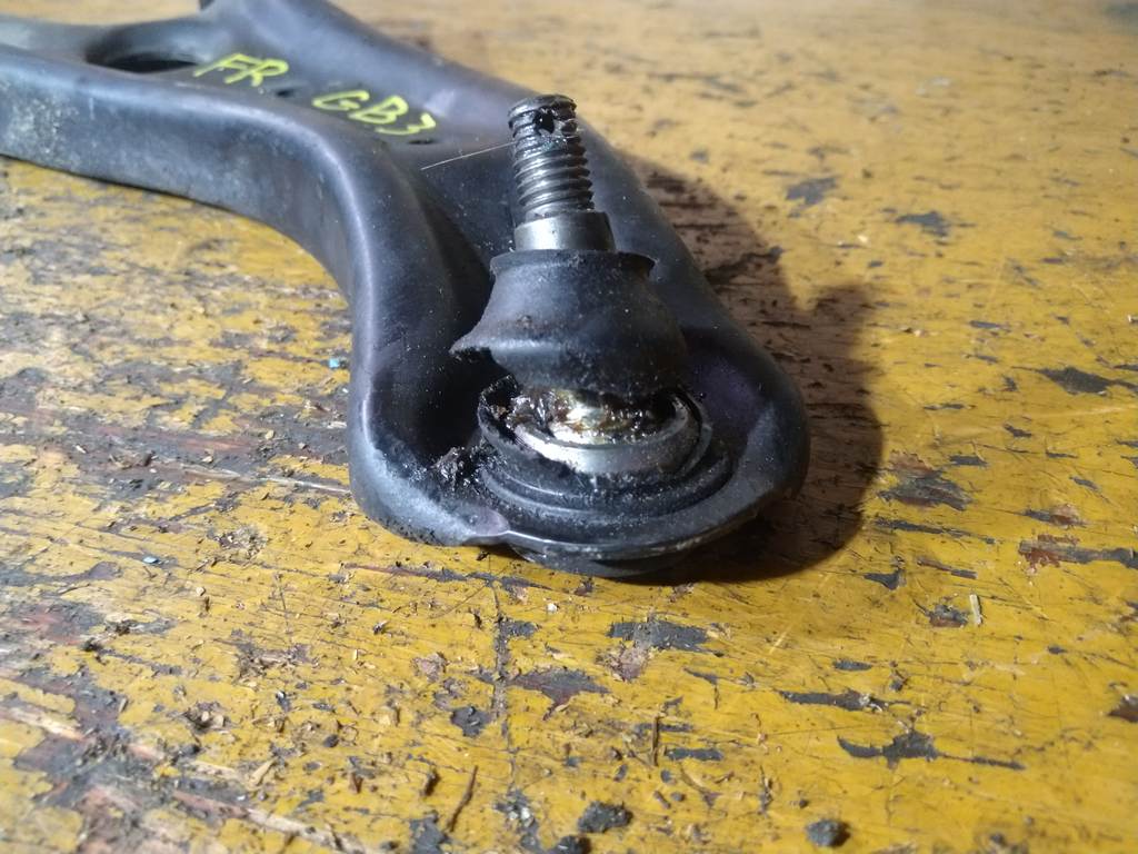 FREED GB3 РЫЧАГ ПЕРЕДНИЙ ПРАВЫЙ порван пыльник Honda Freed 1