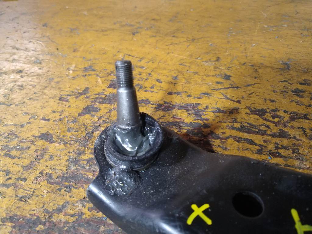 SOLIO MA15S РЫЧАГ ПЕРЕДНИЙ ПРАВЫЙ порван пыльник Suzuki Solio 1