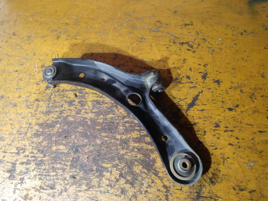 SOLIO MA15S РЫЧАГ ПЕРЕДНИЙ ПРАВЫЙ порван пыльник Suzuki Solio 4