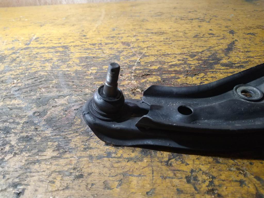 CUBE AZ10 РЫЧАГ ПЕРЕДНИЙ ПРАВЫЙ Nissan Cube 1