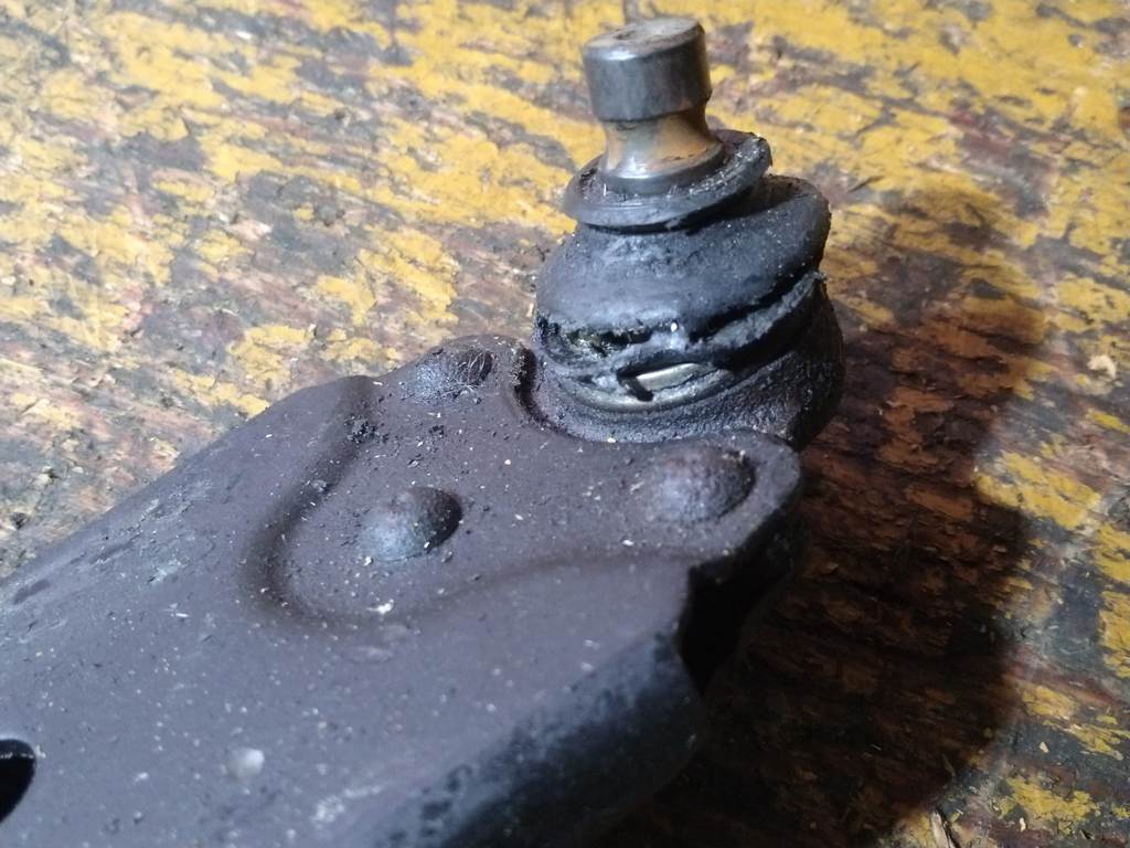 DEMIO DY5W РЫЧАГ ПЕРЕДНИЙ ПРАВЫЙ, порван пыльник Mazda Demio 1