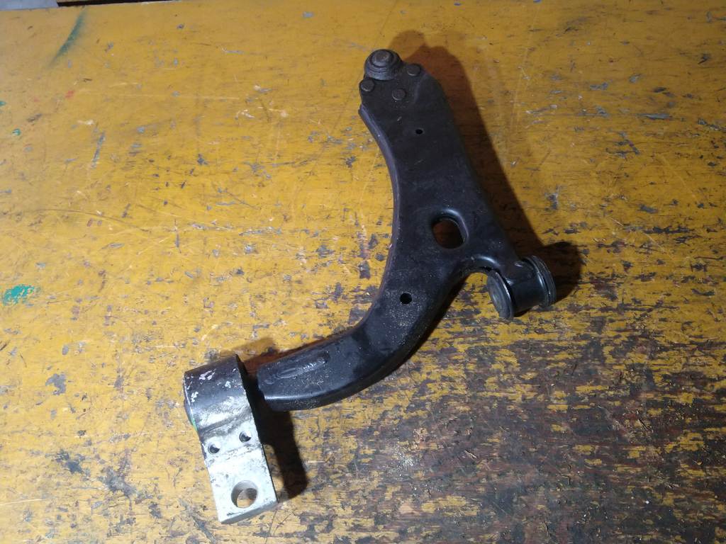 DEMIO DY5W РЫЧАГ ПЕРЕДНИЙ ПРАВЫЙ, порван пыльник Mazda Demio 4