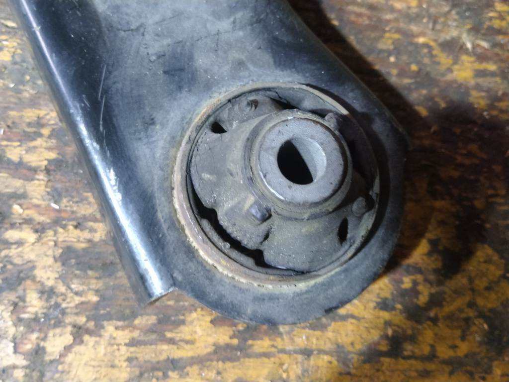 NOTE E11 РЫЧАГ ПЕРЕДНИЙ ПРАВЫЙ, пробит пыльник Nissan Note 1