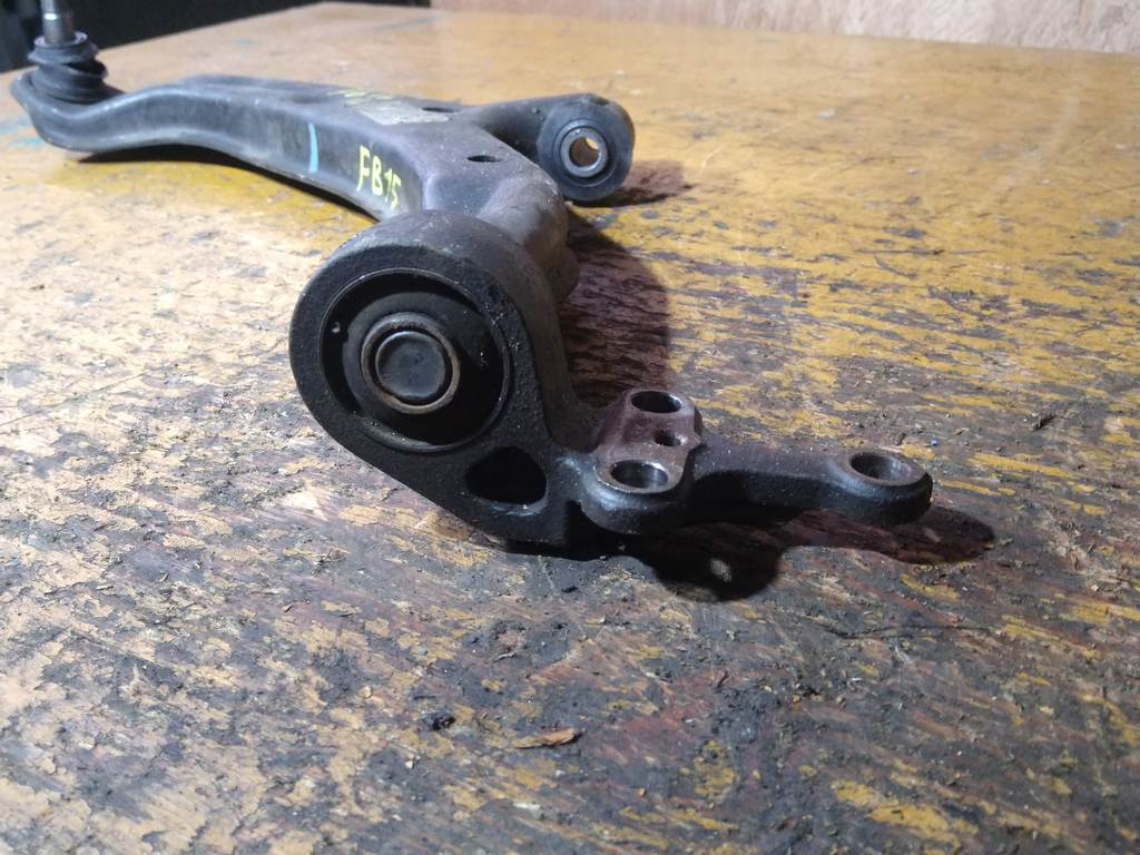 SUNNY FB15 РЫЧАГ ПЕРЕДНИЙ ЛЕВЫЙ порван пыльник Nissan Sunny 1