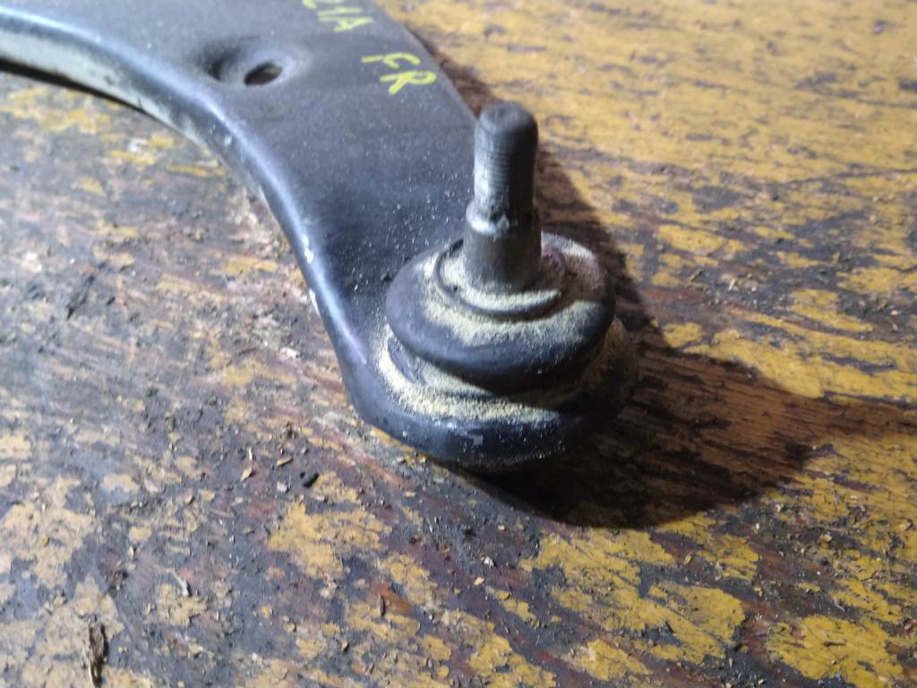 COLT Z21A РЫЧАГ ПЕРЕДНИЙ ПРАВЫЙ Mitsubishi Colt 1