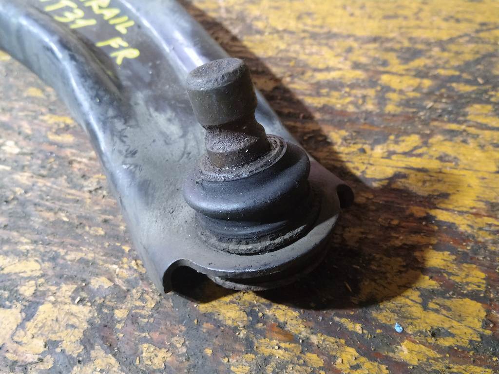 X-TRAIL NT31 РЫЧАГ ПЕРЕДНИЙ ПРАВЫЙ, дефект Nissan X-Trail 1