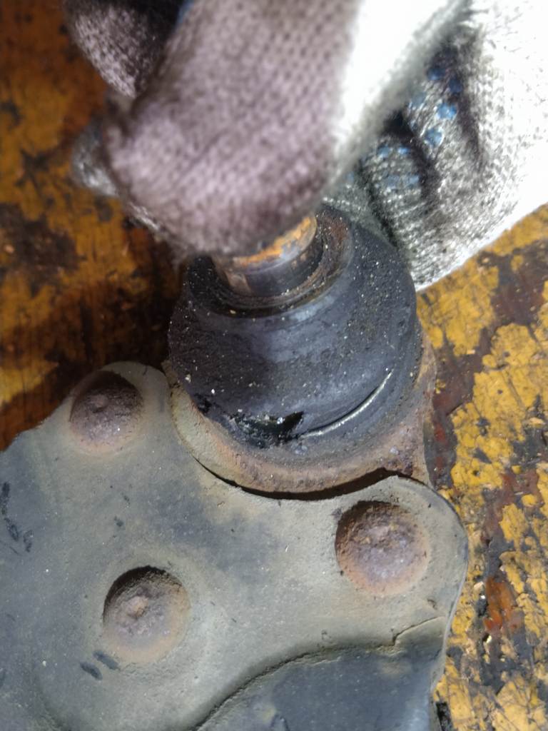 DEMIO DY5W РЫЧАГ ПЕРЕДНИЙ ЛЕВЫЙ, порван пыльник Mazda Demio 1