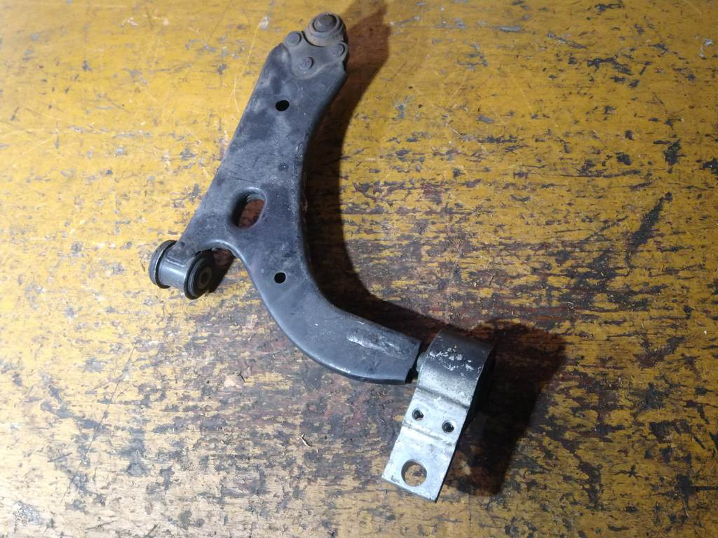 DEMIO DY5W РЫЧАГ ПЕРЕДНИЙ ЛЕВЫЙ, порван пыльник Mazda Demio 4