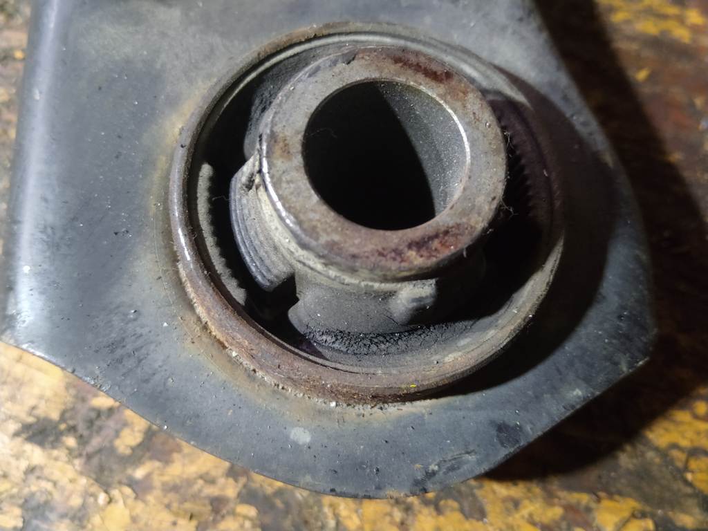 MARCH K13 РЫЧАГ ПЕРЕДНИЙ ПРАВЫЙ порван пыльник Nissan March 1