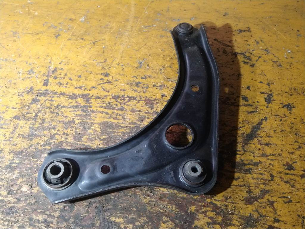 MARCH K13 РЫЧАГ ПЕРЕДНИЙ ПРАВЫЙ порван пыльник Nissan March 4