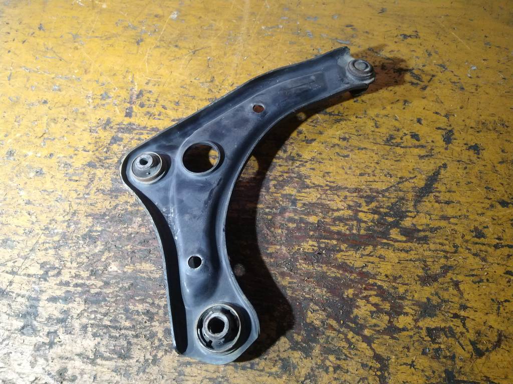 MARCH K13 РЫЧАГ ПЕРЕДНИЙ ЛЕВЫЙ 1 порван пыльник Nissan March 4