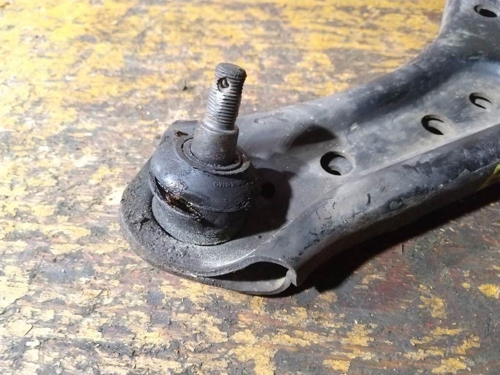 STEPWGN RF3 РЫЧАГ ПЕРЕДНИЙ ПРАВЫЙ порван пыльник Honda Stepwgn 1