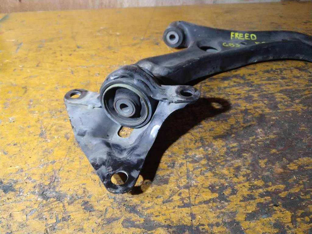 FREED GB3 РЫЧАГ ПЕРЕДНИЙ ПРАВЫЙ Honda Freed 1