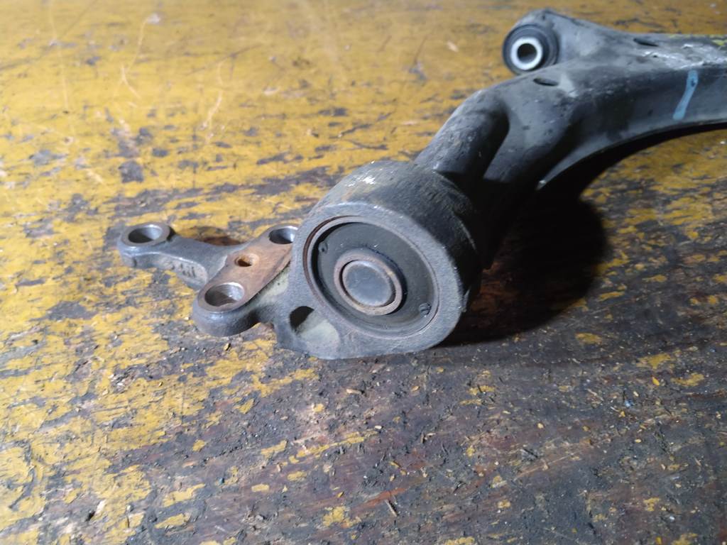 SUNNY FB15 РЫЧАГ ПЕРЕДНИЙ ПРАВЫЙ Nissan Sunny 1