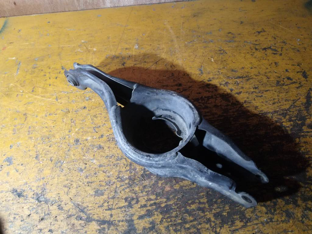 STEPWGN RF3 РЫЧАГ ПОД ПРУЖИНУ ЗАДНИЙ ПРАВЫЙ Honda Stepwgn 1