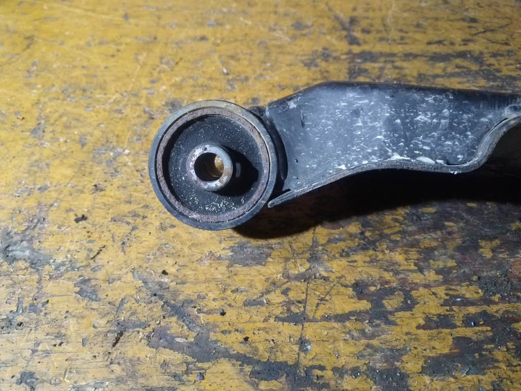 крепление редуктора Subaru Legacy 3