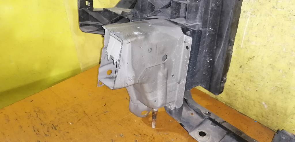 рамка радиатора Nissan Presage 3