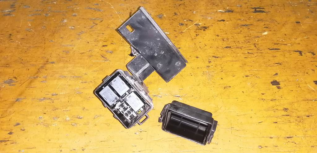 ELYSION RR1 РЕЛЕ ПРАВОЕ Honda Elysion 1