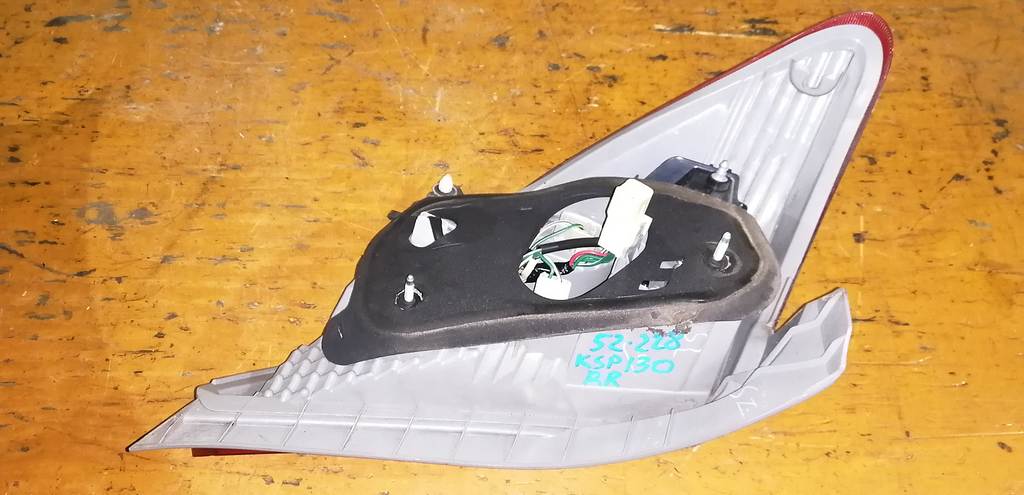 стоп-сигнал Toyota Vitz 3