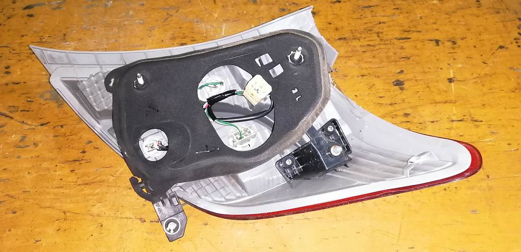 стоп-сигнал Toyota Vitz 3