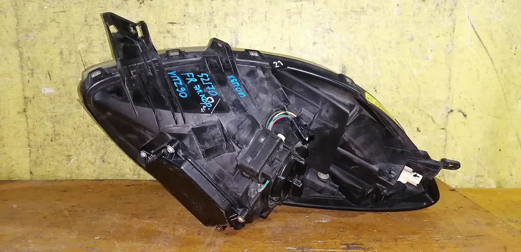 фара Toyota Vitz 3