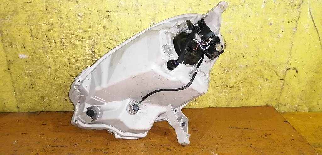 фара Toyota Passo 3