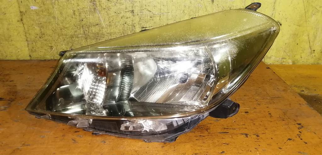 фара Toyota Vitz 0