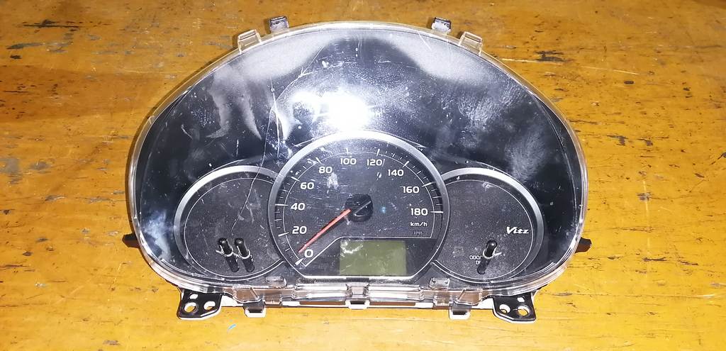 щиток приборов Toyota Vitz 0
