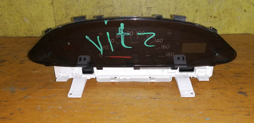 щиток приборов Toyota Vitz 0