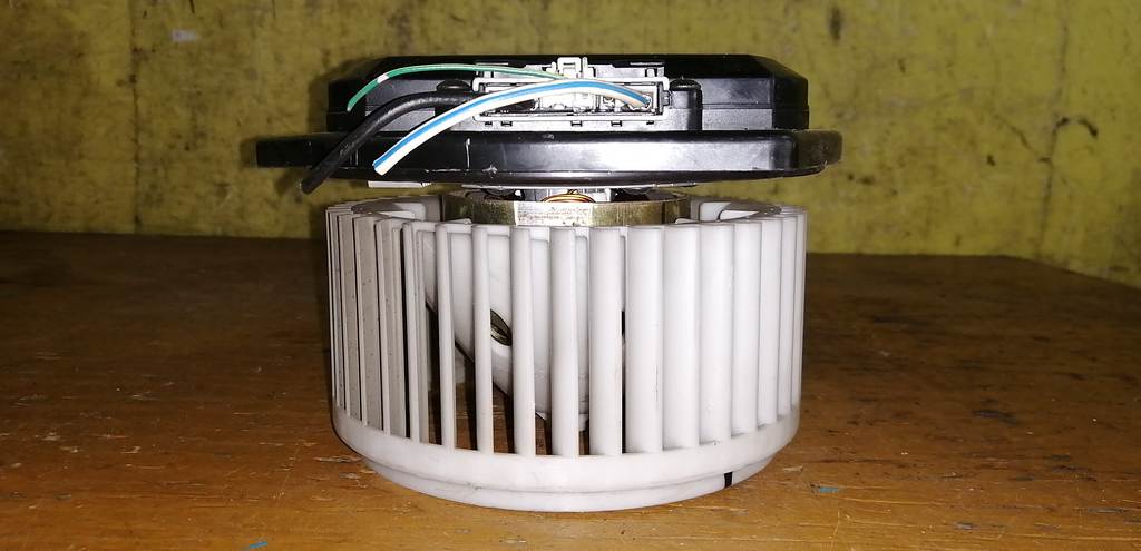 мотор печки Nissan Presage 3