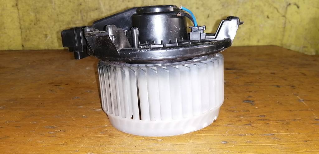 мотор печки Toyota Vitz 3