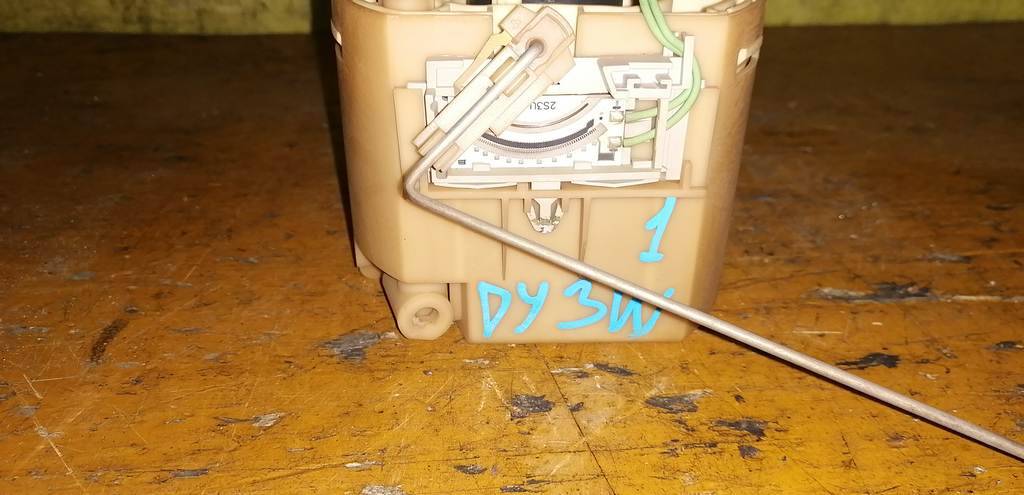 DEMIO DY3W БЕНЗОНАСОС 1, ДЕФЕКТ КРЫШКИ Mazda Demio 1