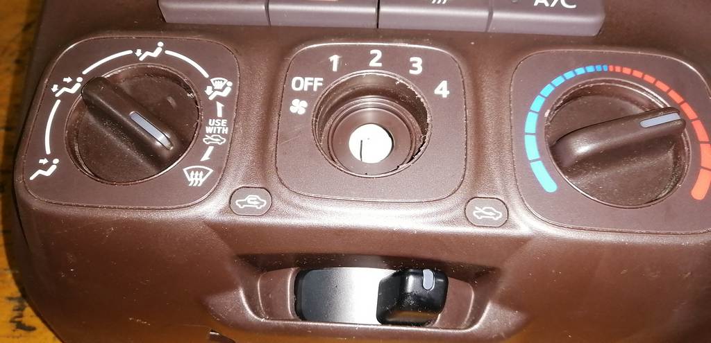 PASSO KGC30 КЛИМАТ-КОНТРОЛЬ, дефект Toyota Passo 1